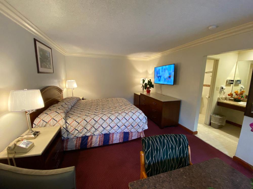Deluxe King Room interior